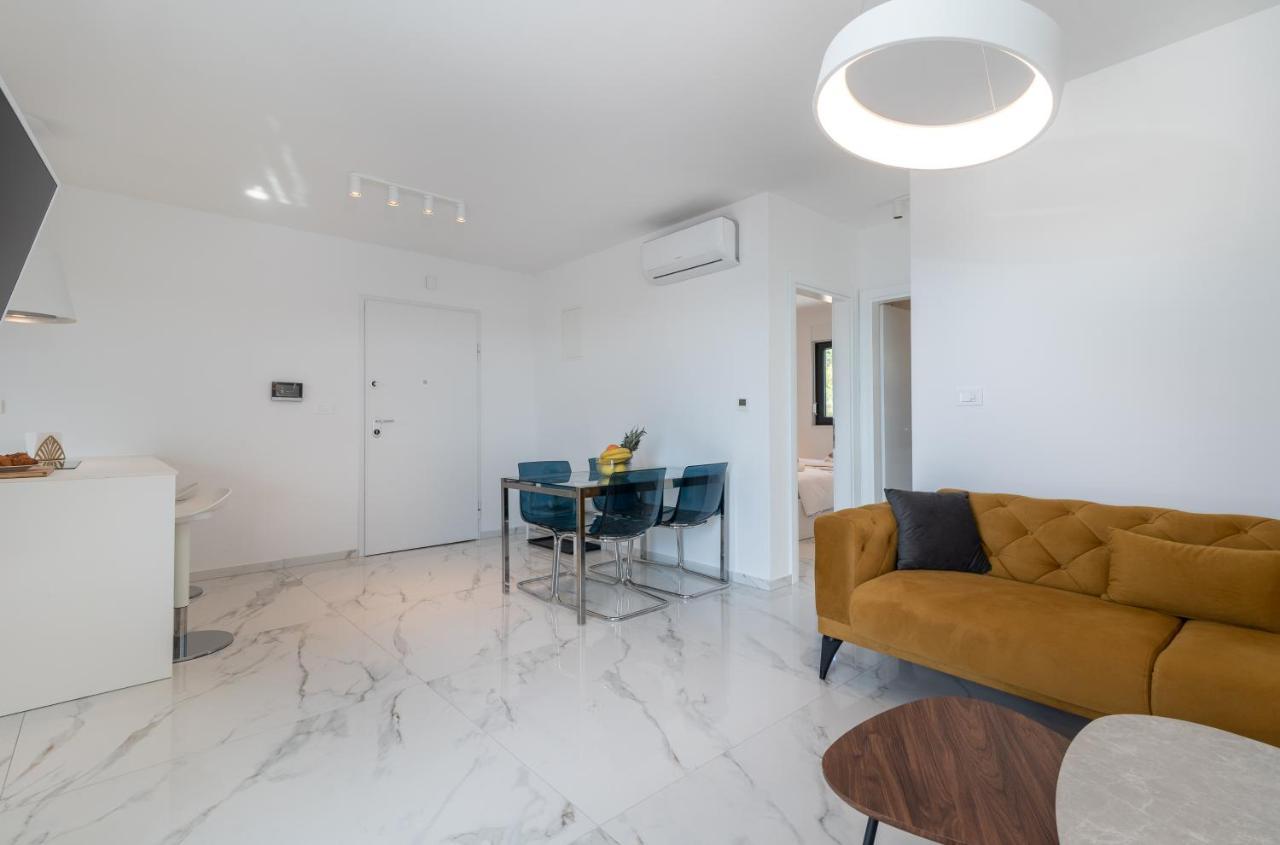 Lavender Tree - Luxury Apartments 特罗吉尔 外观 照片